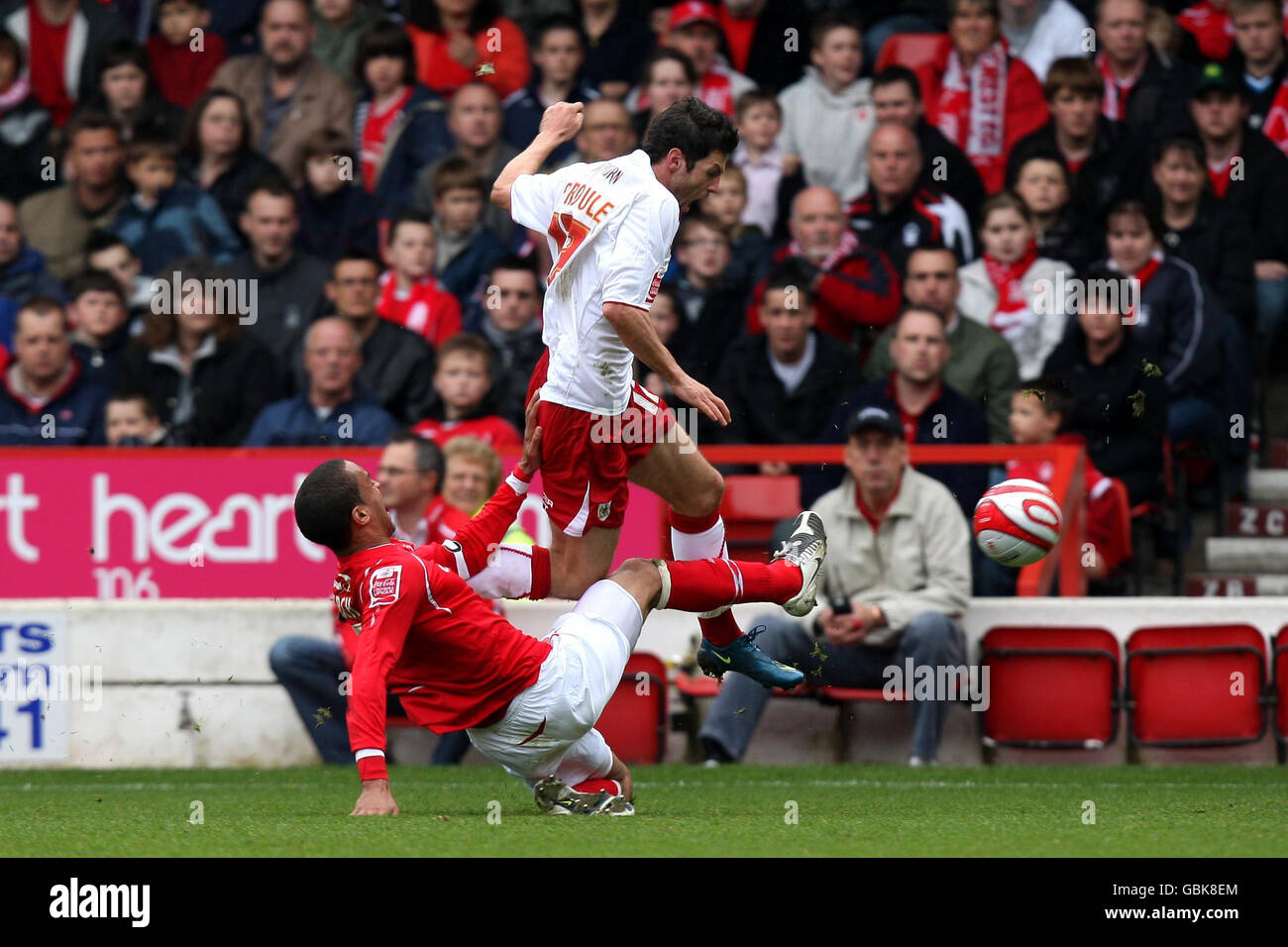 James Perch (à gauche) de Nottingham Forest et Ivan Sproule (à droite) de Bristol City lors du match de championnat de la ligue de football Coca-Cola au City Ground, à Nottingham. Banque D'Images
