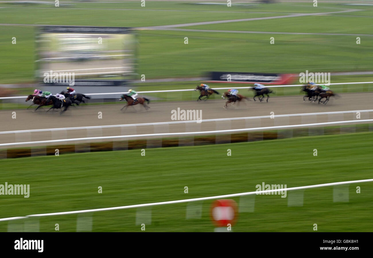 Les coureurs s'affrontant vers le poste d'arrivée dans les Oddschecker.com piquets handicap pendant la journée de Pâques et de Masaka Stakes oddschecker.com à l'hippodrome de Kempton Park. Banque D'Images