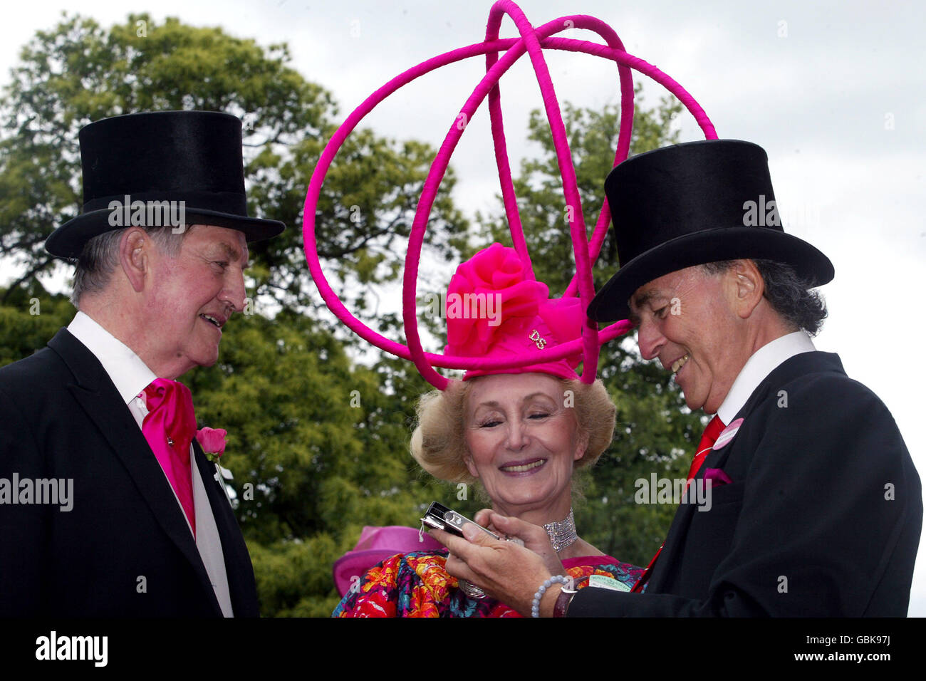 Course hippique, Royal Ascot. Les femmes portent des chapeaux de designer à  la fête des femmes Photo Stock - Alamy