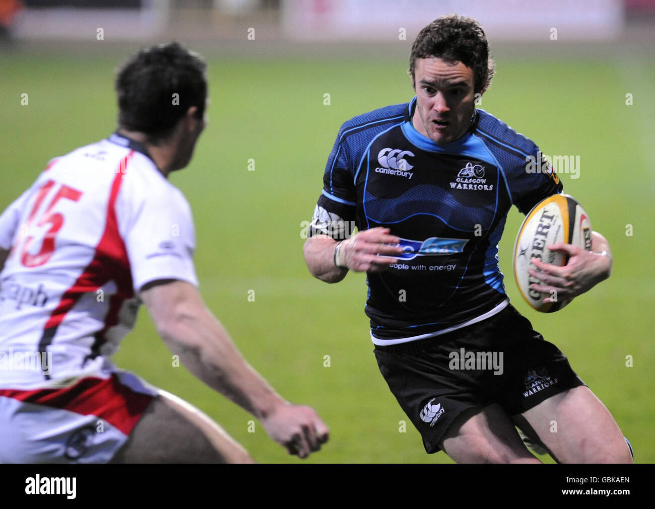 Thom Evans de Glasgow (à droite) court à la défense d'Ulster pendant le match de la Magners League à Firhill, Glasgow. Banque D'Images