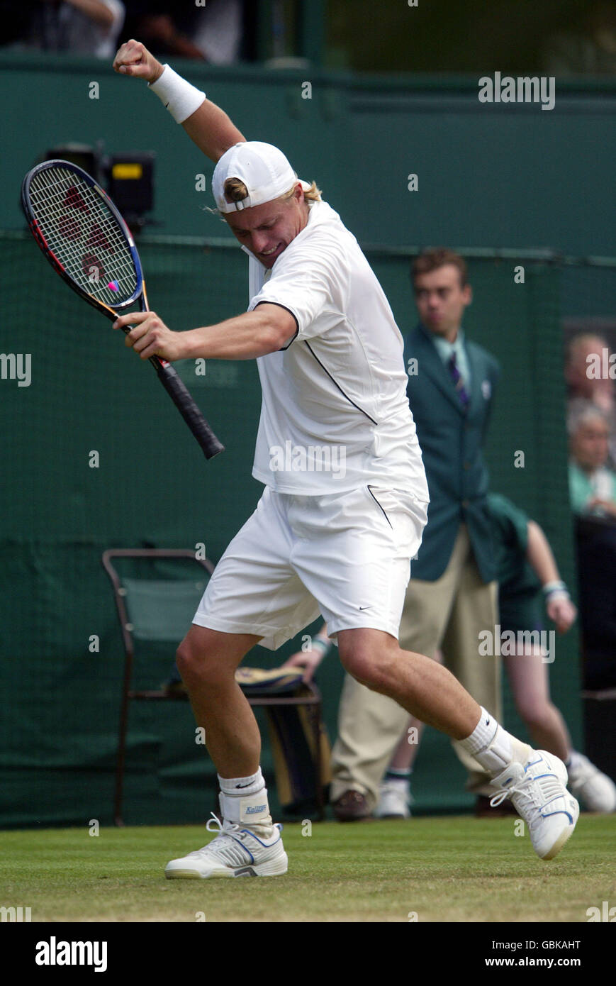 Tennis - Wimbledon 2004 - quatrième tour - Leyton Hewitt contre Carlos Moya.Lleyton Hewitt célèbre sa victoire contre Carlos Moya Banque D'Images