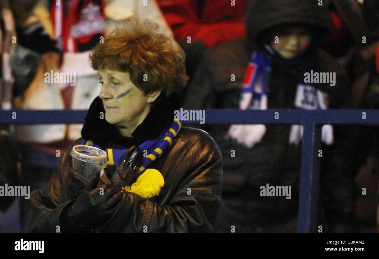 Rugby Union - Magners League - Edinburgh Rugby / Leinster - Murrayfield.Un fan de Leinster montre son soutien dans les stands Banque D'Images