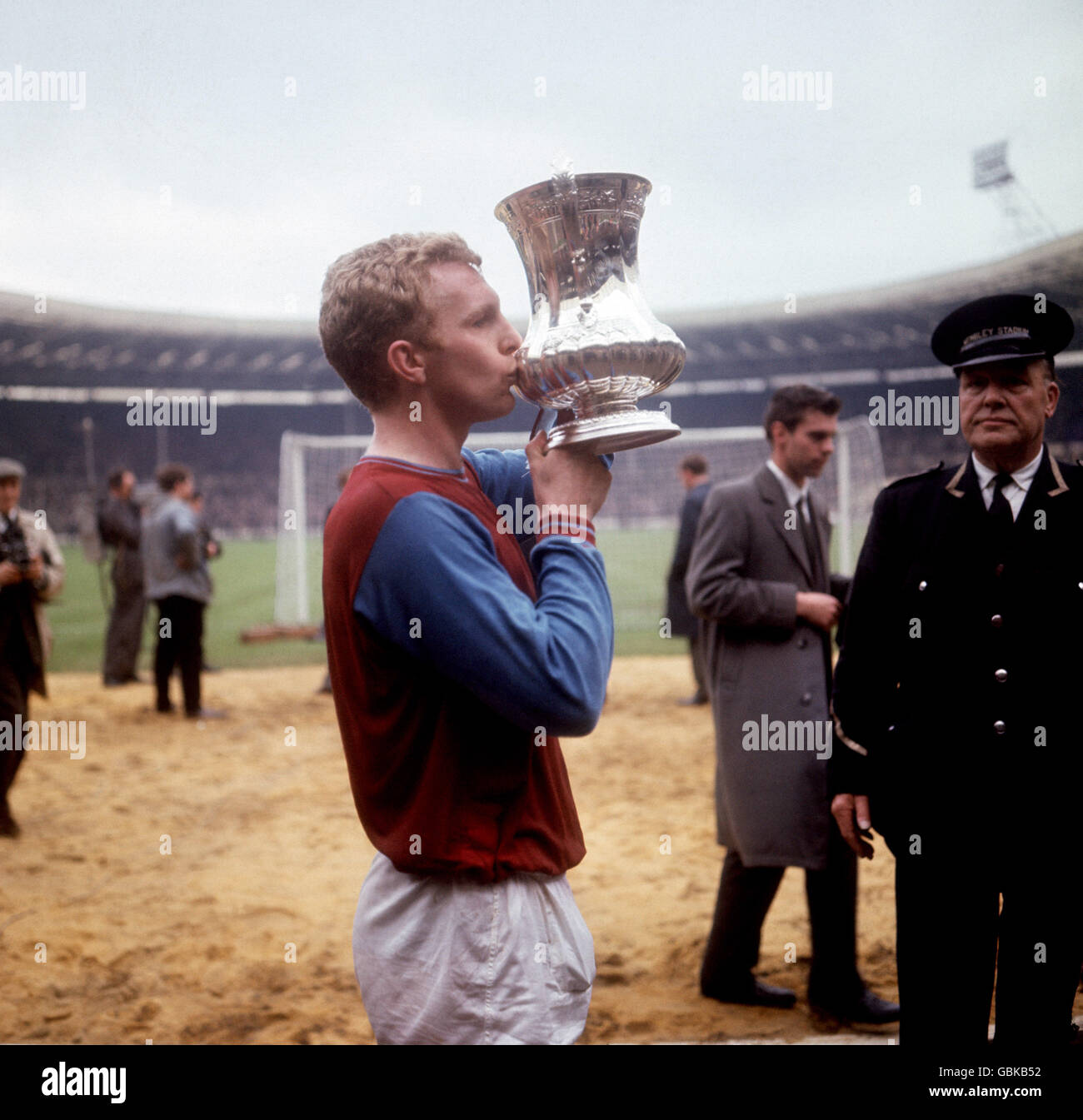 Soccer - coupe FA - finale - West Ham United / Preston North End.Le capitaine de West Ham United Bobby Moore embrasse la coupe FA en célébration après la victoire de son équipe en 3-2 Banque D'Images