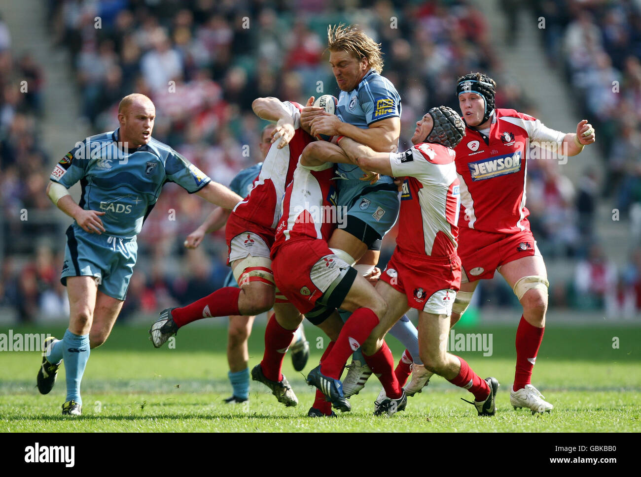 Andy Powell de Cardiff s'attaque à Andy Hazell de Gloucester lors du match de finale du EDF Energy Trophy à Twickenham, Londres. Banque D'Images