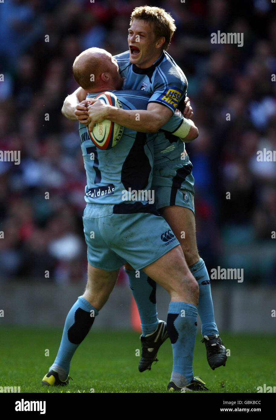 Ben Blair de Cardiff célèbre sa première tentative avec Martyn Williams lors du match final du EDF Energy Trophy à Twickenham, Londres. Banque D'Images