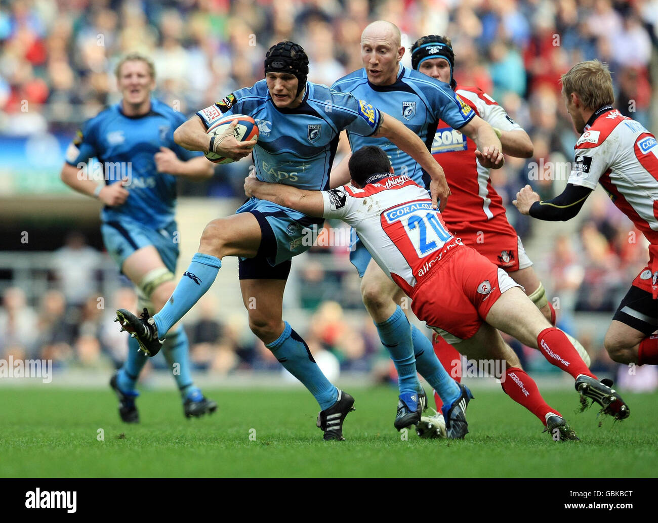 Tom James, de Cardiff Blues, a lancé l'épreuve de Gareth Cooper de Gloucester lors du match final du EDF Energy Trophy à Twickenham, Londres. Banque D'Images