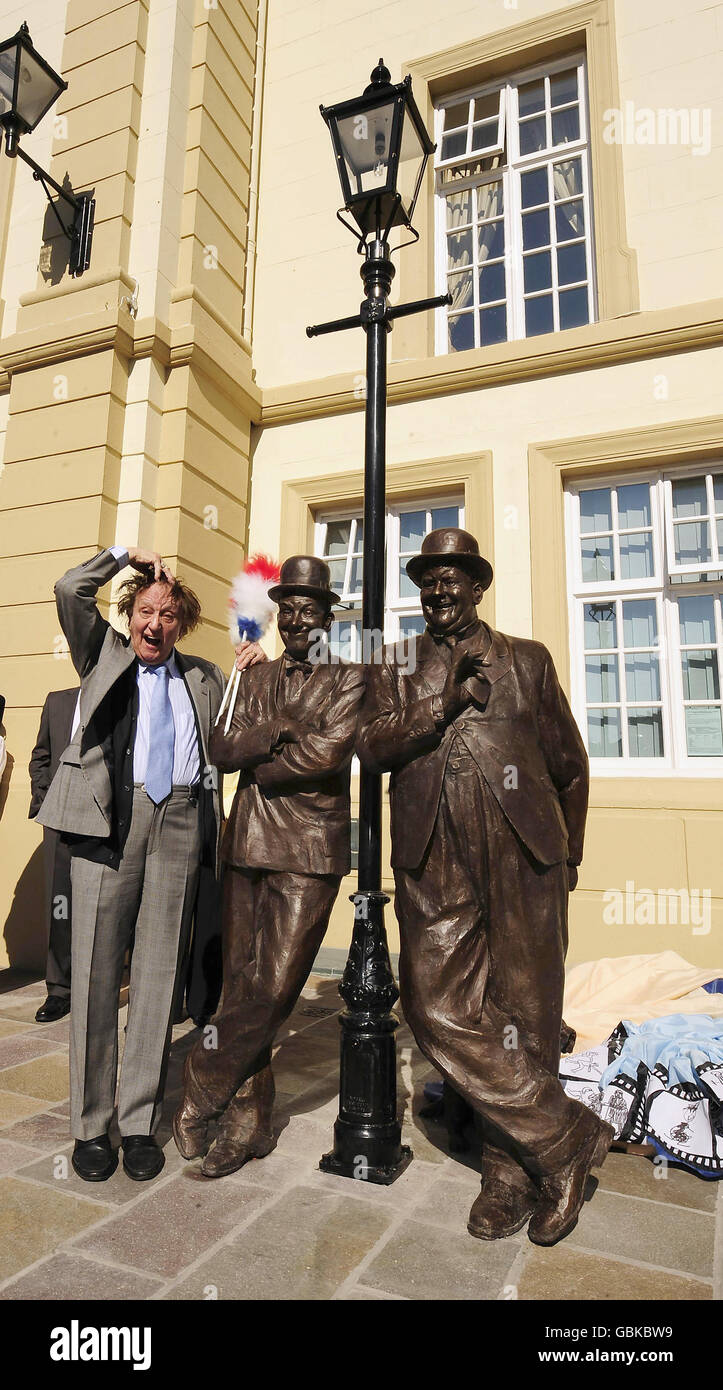 Le comédien Ken Dodd dévoile une statue de bronze à la mémoire de Laurel et Hardy, à Ulverston, en Cumbria. Banque D'Images