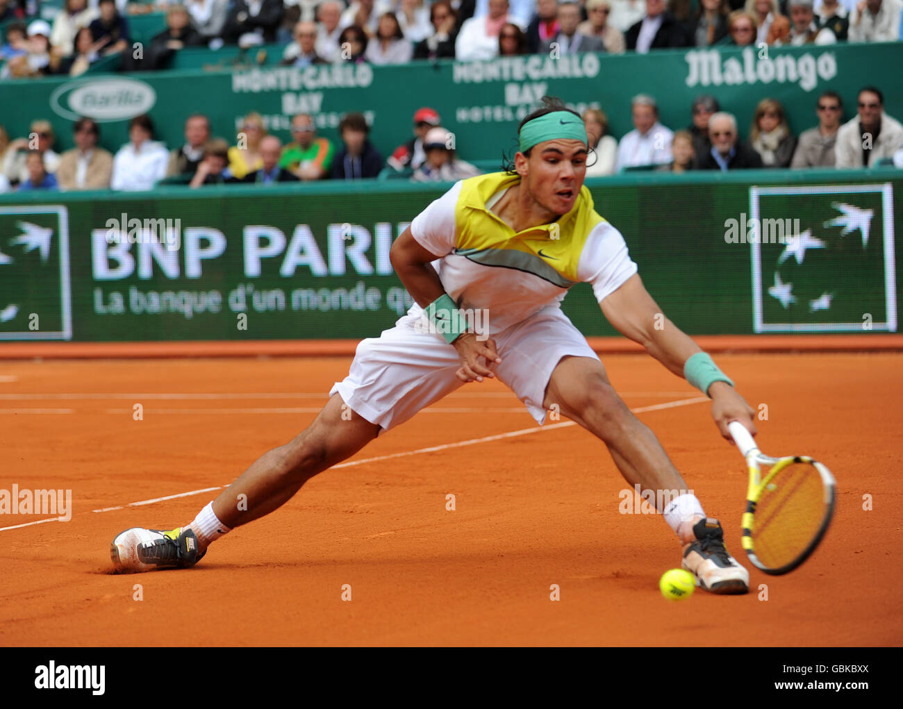 Tennis - ATP World Tour Masters - Monte-Carlo - final - Rafael Nadal / Novak Djokovic.Rafael Nadal d'Espagne se taise dans un lob Banque D'Images