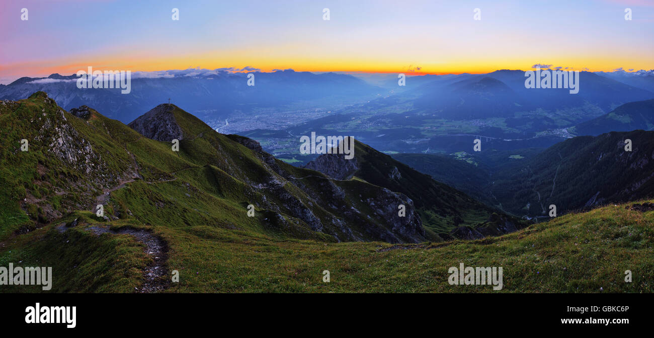 Vallée de l'Inn inférieur avec Innsbruck et la vallée de Wipptal, à l'aube, vu de Mt. Nockspitze, Tyrol, Autriche Banque D'Images