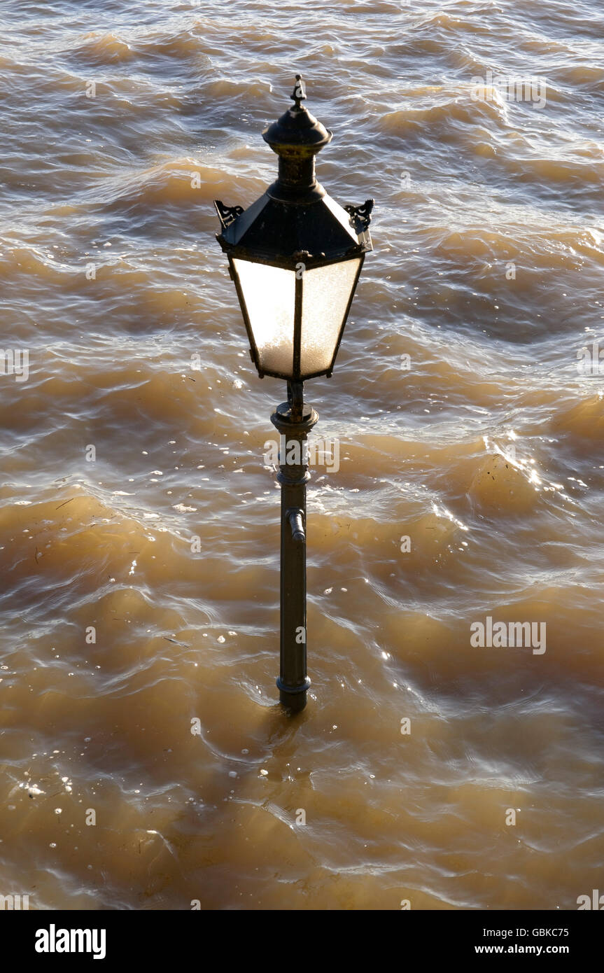 Street-lampe dans l'eau élevée sur la Rheinpromenade à Rees, Bas-rhin, Rhénanie du Nord-Westphalie Banque D'Images