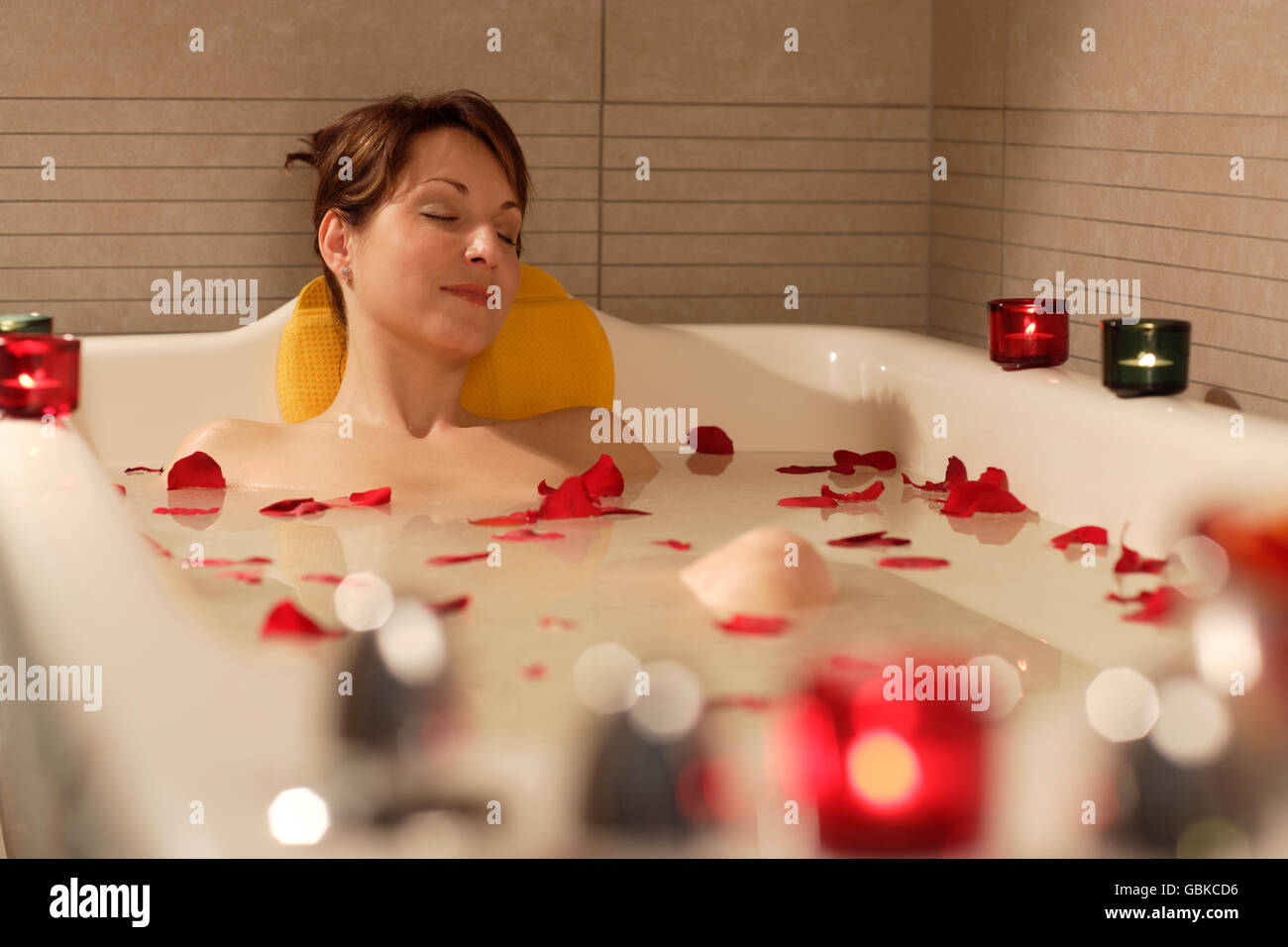 Femme, 35, de détente dans une baignoire avec des pétales de rose, thalasso  thérapie dans un spa resort Photo Stock - Alamy