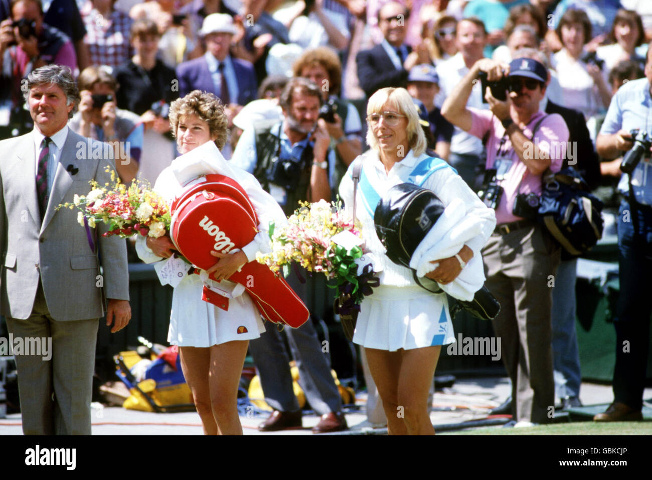 Tennis - Wimbledon Championships - Dames Singles - final - Martina Navratilova / Chris Evert Lloyd.Martina Navratilova (r) et Chris Evert Lloyd (l) marchent sur le terrain central, accompagnés de l'arbitre Alan Mills (l) Banque D'Images