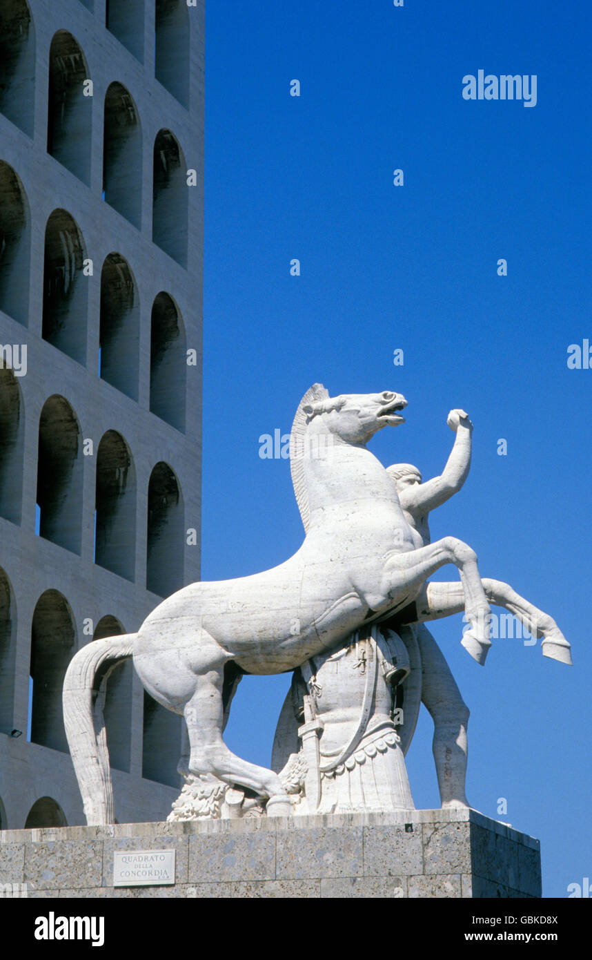 Sculpture en face du Palazzo della Civiltà Italiana, le Palais de la  civilisation italienne dans le quartier EUR, Rome, Italie, Europe Photo  Stock - Alamy