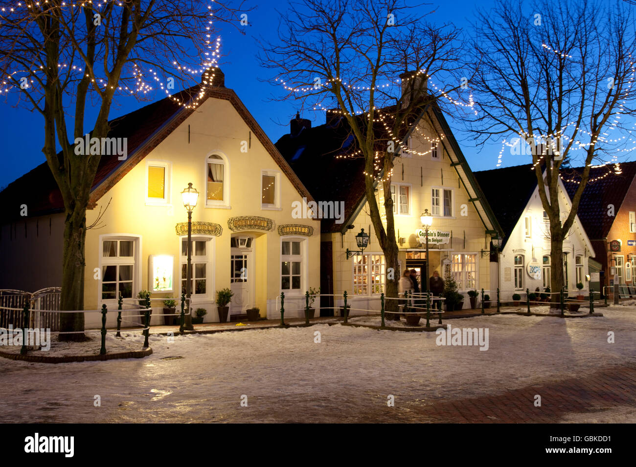 Maisons illuminées sur la place du marché, restaurant, salon de thé, Greetsiel, Krummhoern, Frise orientale, Basse-Saxe, Mer du Nord Banque D'Images