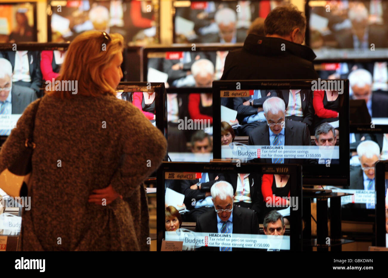 Les membres du public regardent le budget dans une succursale de John Lewis à Glasgow. Banque D'Images