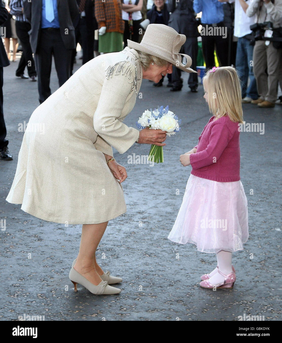 La duchesse de Cornouailles reçoit quelques fleurs de Jasmine Kinsey alors qu'elle arrive à ouvrir la nouvelle tribune de duchesse lors de la réunion de printemps à l'hippodrome d'Epsom, cet après-midi. Banque D'Images