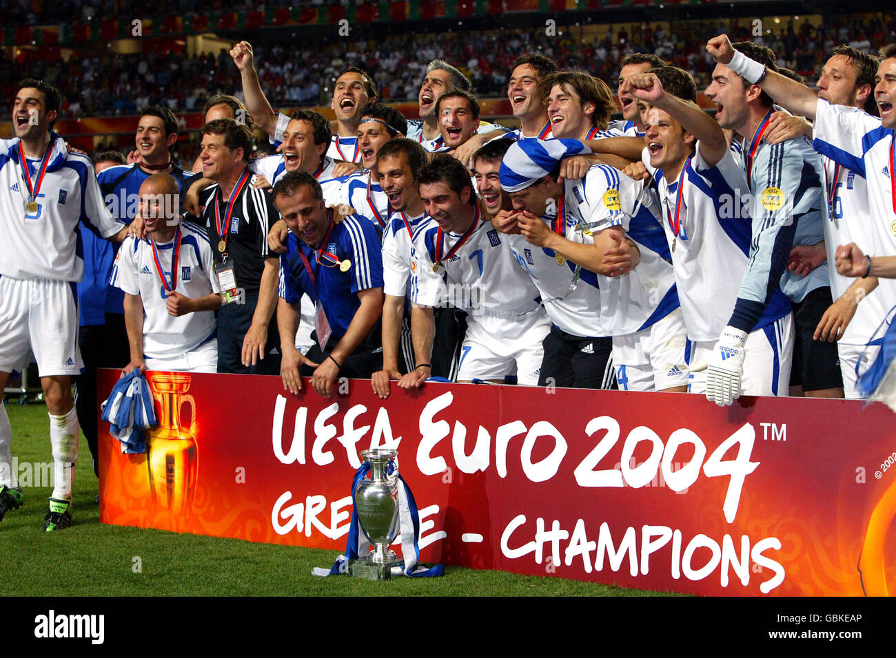 L'équipe de Grèce célèbre la victoire de l'Euro 2004 après avoir battu le Portugal 1-0 Banque D'Images