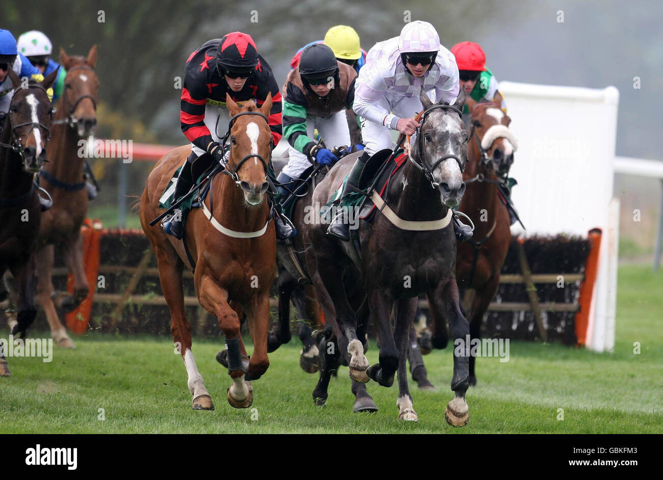 Danse Mist, criblée par Jack Doyle (centre, rose et blanc), remporte l'obstacle handicap stanjames.com des novices lors du festival Stan James Perth, à l'hippodrome de Perth, à Perth. Banque D'Images