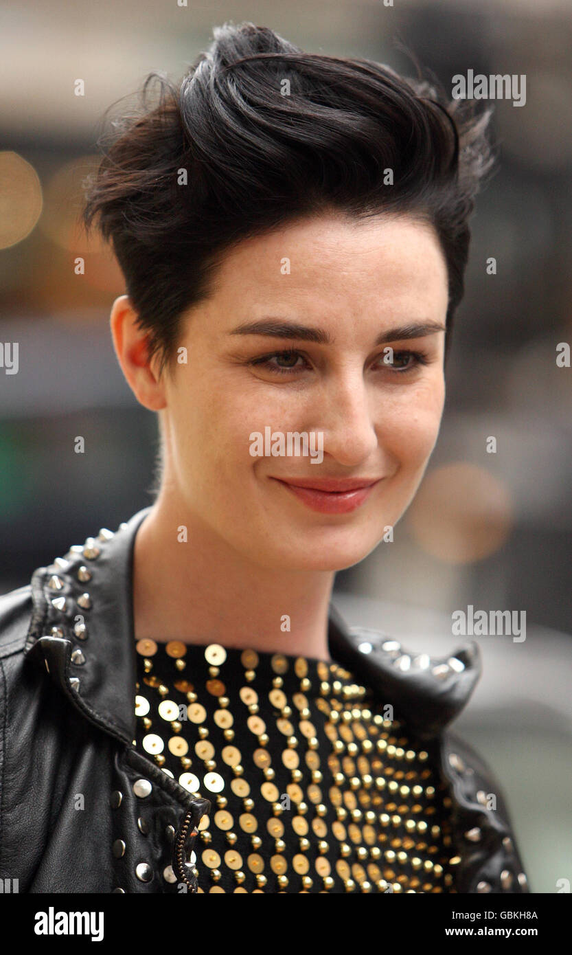 Le mannequin Erin O'Connor arrive à la fête de lancement du nouveau magasin phare de Michael Kors, sur New Bond Street, Londres. Banque D'Images