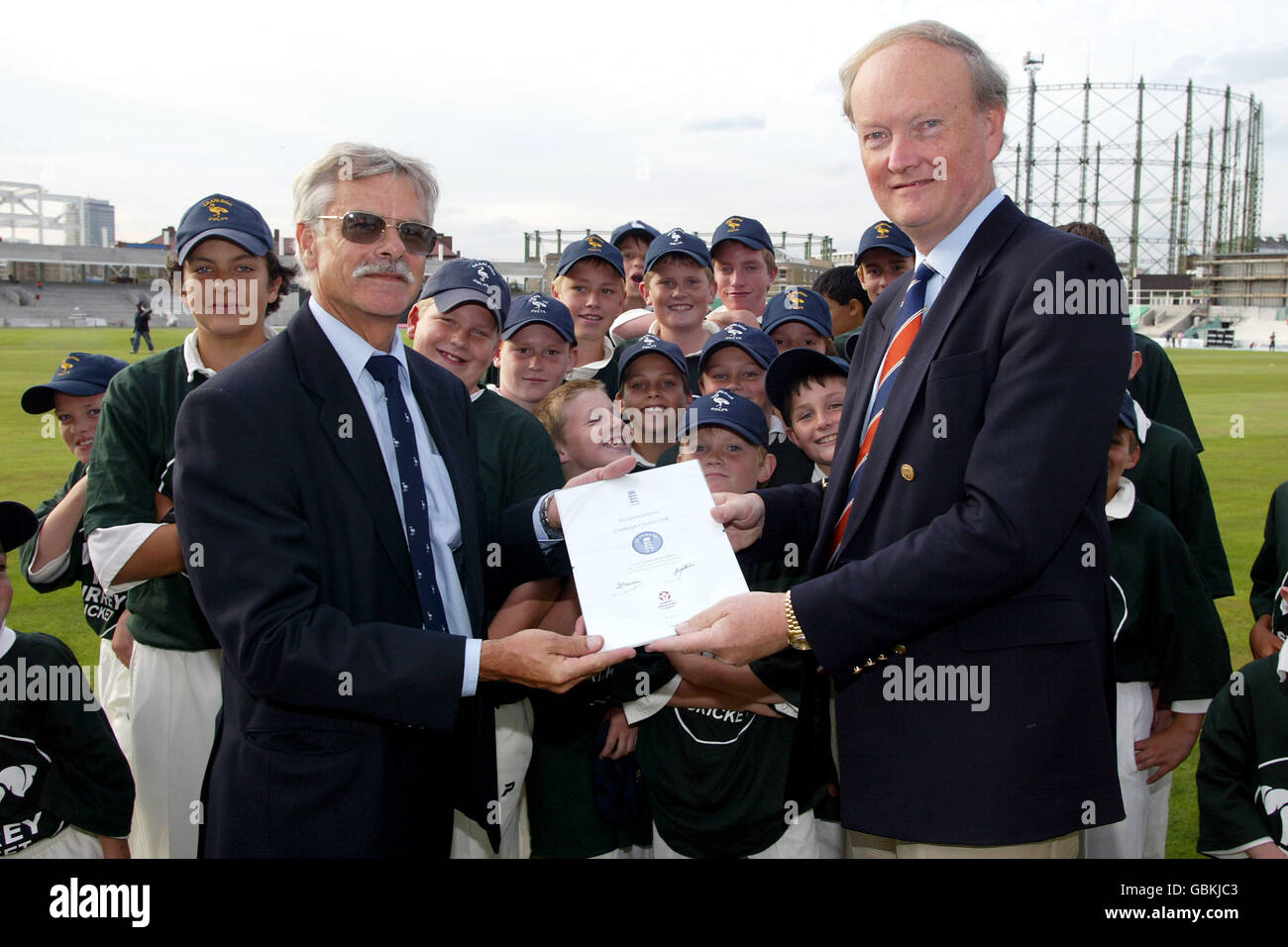 Cricket - Twenty20 Cup - quart de finale - Surrey Lions contre Worcestershire Royals.Le président du CCC de Surrey, David Stewart (r), présente un certificat aux Surrey Colts Banque D'Images