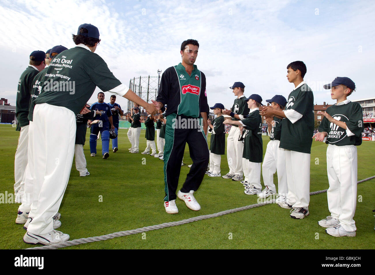 Cricket - Twenty20 Cup - quart de finale - Surrey Lions contre Worcestershire Royals.Les Surrey Colts s'alignent pour former un chemin de marche pour les joueurs qui arrivent après la fin du jeu Banque D'Images