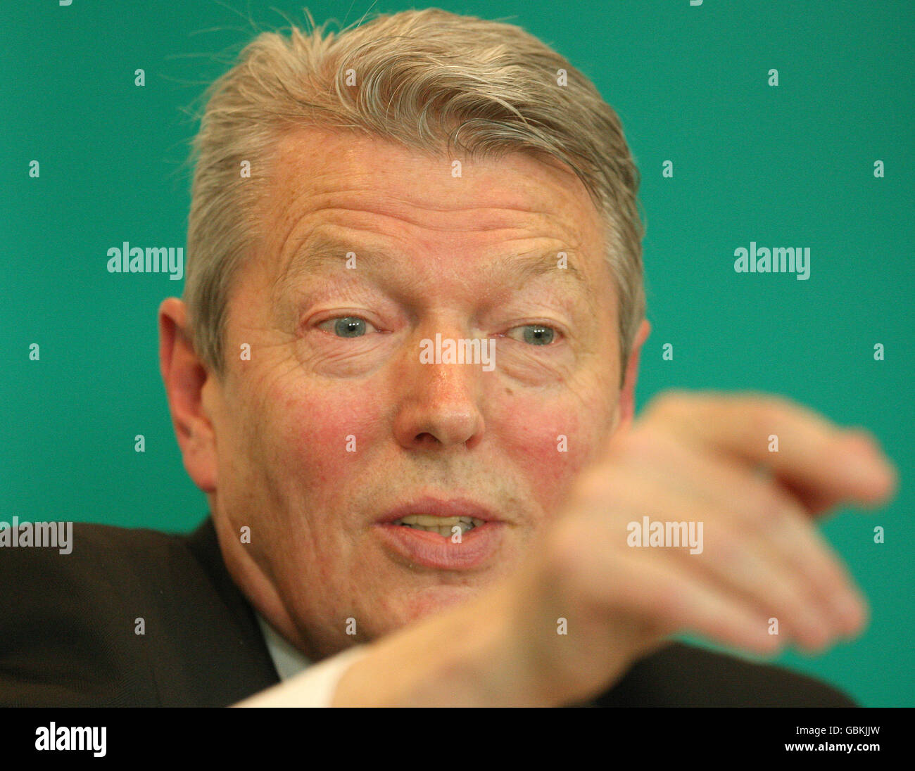 Le secrétaire d'État à la Santé, Alan Johnson, s'exprime lors d'une conférence de presse au ministère de la Santé, à Westminster, à Londres, au sujet des plans du Royaume-Uni pour une éventuelle éclosion de grippe porcine. Banque D'Images