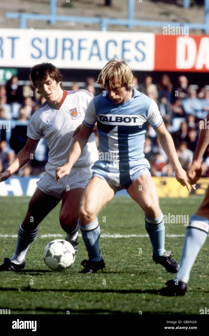 Brian Roberts (r), de Coventry City, protège le ballon de l'Ouest Franky van der Elst de Ham United (l) Banque D'Images