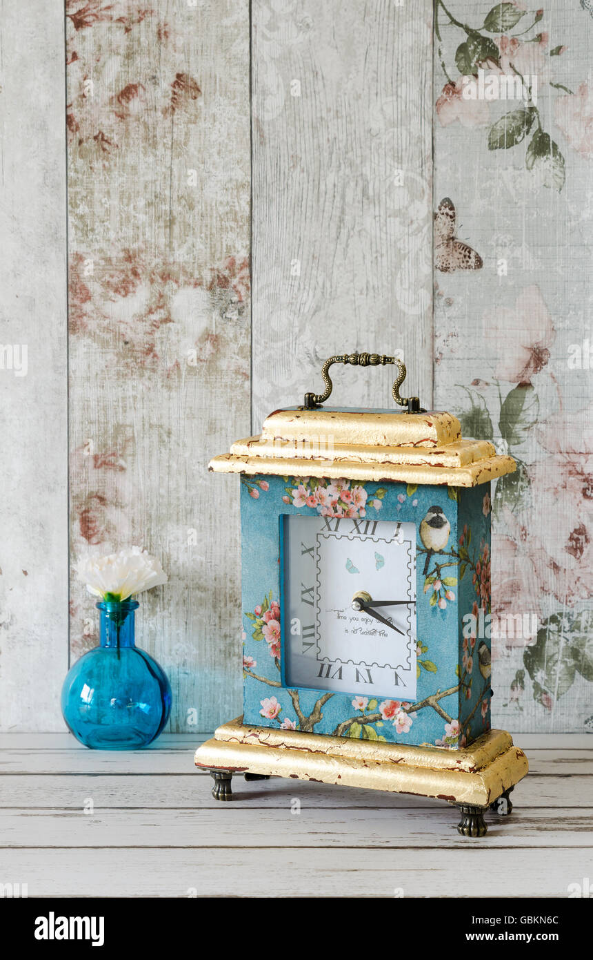 L'horloge fait main avec dorure à la feuille d'or et decoupage Banque D'Images