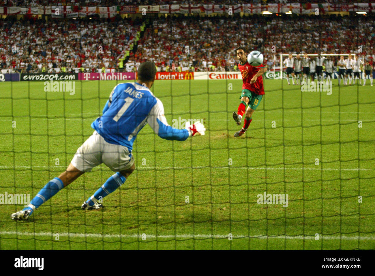 Football - UEFA European Championship 2004 - quart de finale - Portugal / Angleterre.Beto, Portugal a obtenu des résultats de la pénalité contre le gardien de but de l'Angleterre David James Banque D'Images