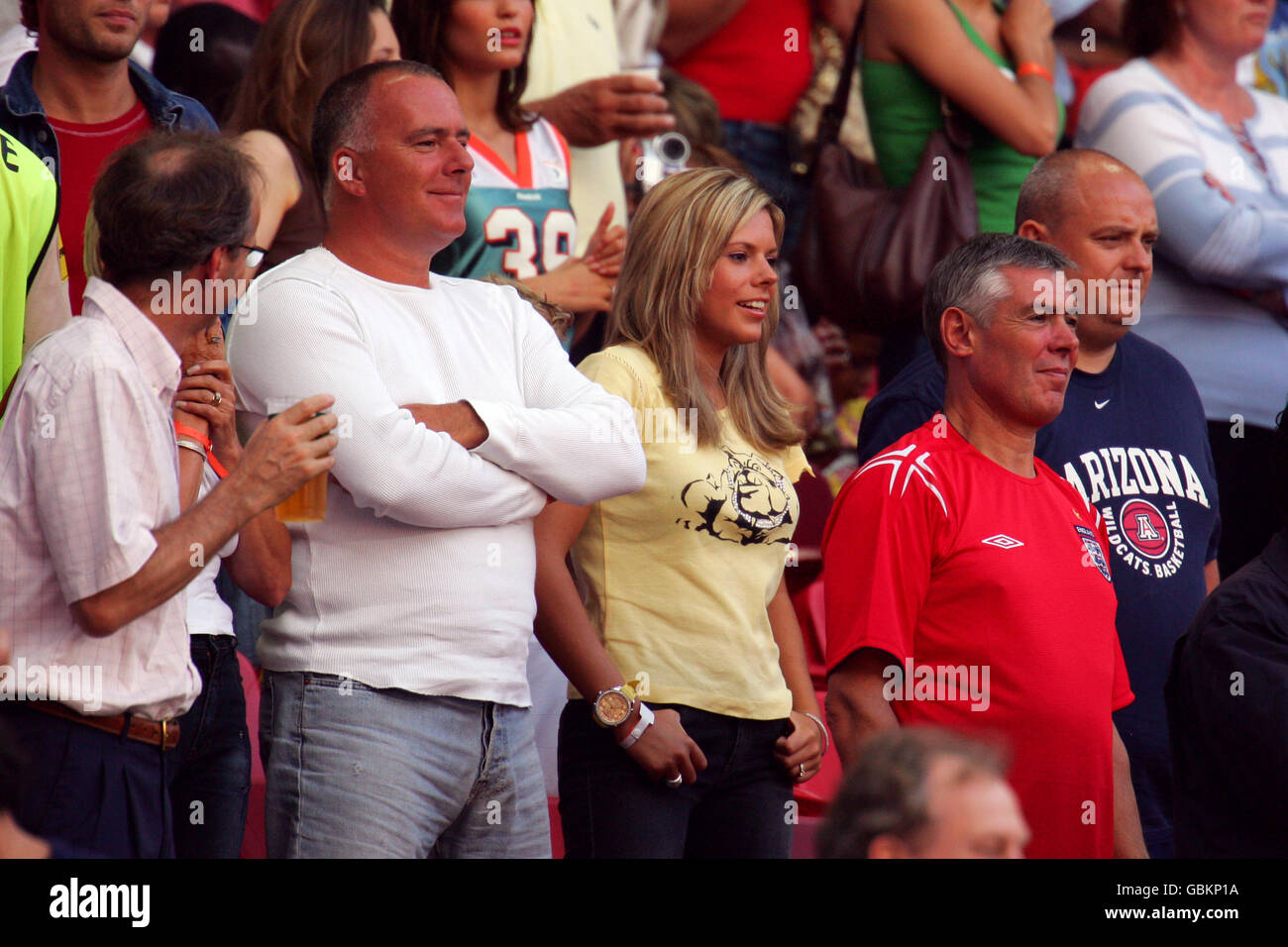Football - UEFA European Championship 2004 - quart de finale - Portugal / Angleterre. Toni Poole, petite amie de John Terry, regarde le match Banque D'Images