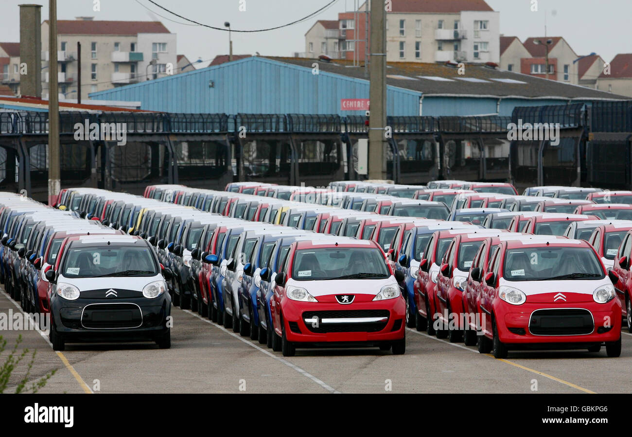 De nouvelles voitures Citroën et Peugeot à conduite à droite dans un complexe de Calais, en France, les chiffres des ventes de voitures au Royaume-Uni continuent d'être faibles. Banque D'Images