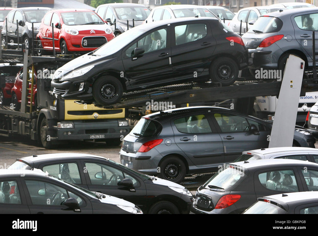 De nouvelles voitures Citroën et Peugeot à conduite à droite dans un complexe de Calais, en France, les chiffres des ventes de voitures au Royaume-Uni continuent d'être faibles. Banque D'Images