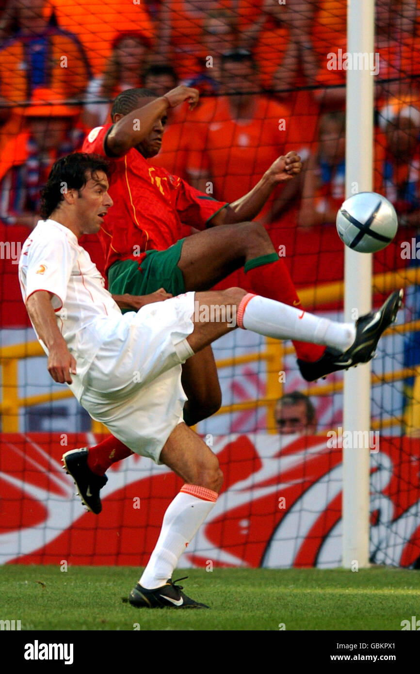 Football - Championnat d'Europe de l'UEFA 2004 - semi finale - Portugal / Hollande.Jorge Andrade (r) du Portugal et Ruud van Nistelrooy de la Hollande se battent pour le ballon Banque D'Images