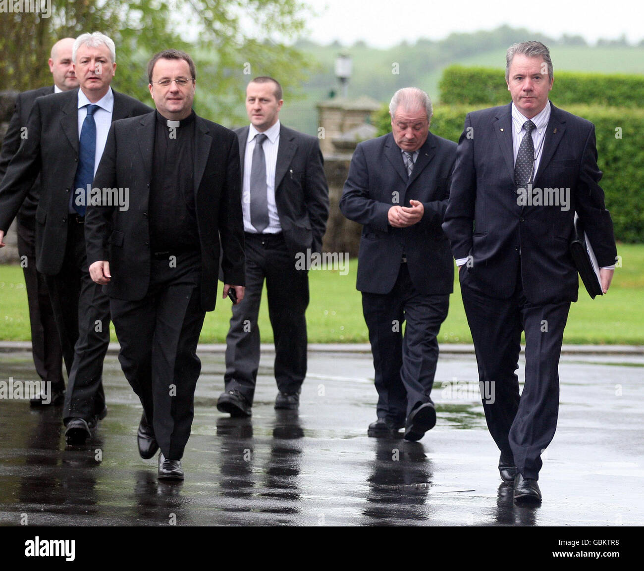 Frankie Gallagher (à droite) dirige la délégation du groupe de recherche politique Ulster (UPRG) dans une réunion avec le cardinal Sean Brady à Armagh. Banque D'Images