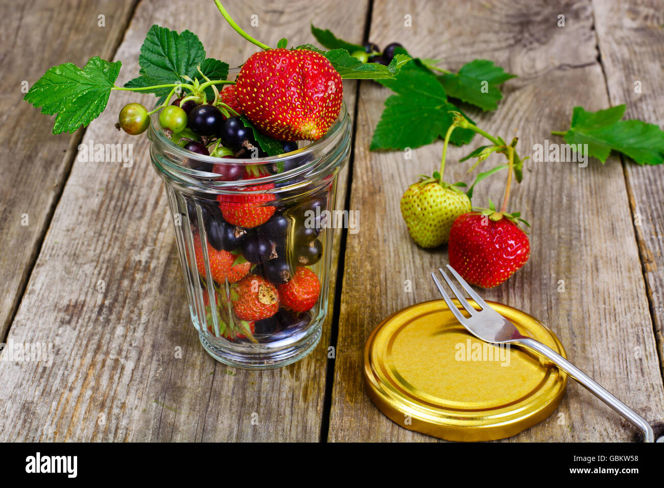 Fraise, Cassis et de thé sur fond rustique en bois Banque D'Images
