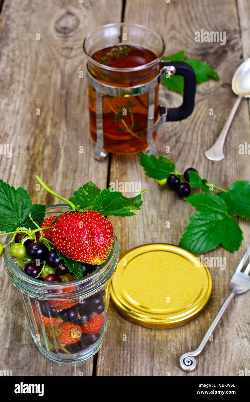 Fraise, Cassis et de thé sur fond rustique en bois Banque D'Images