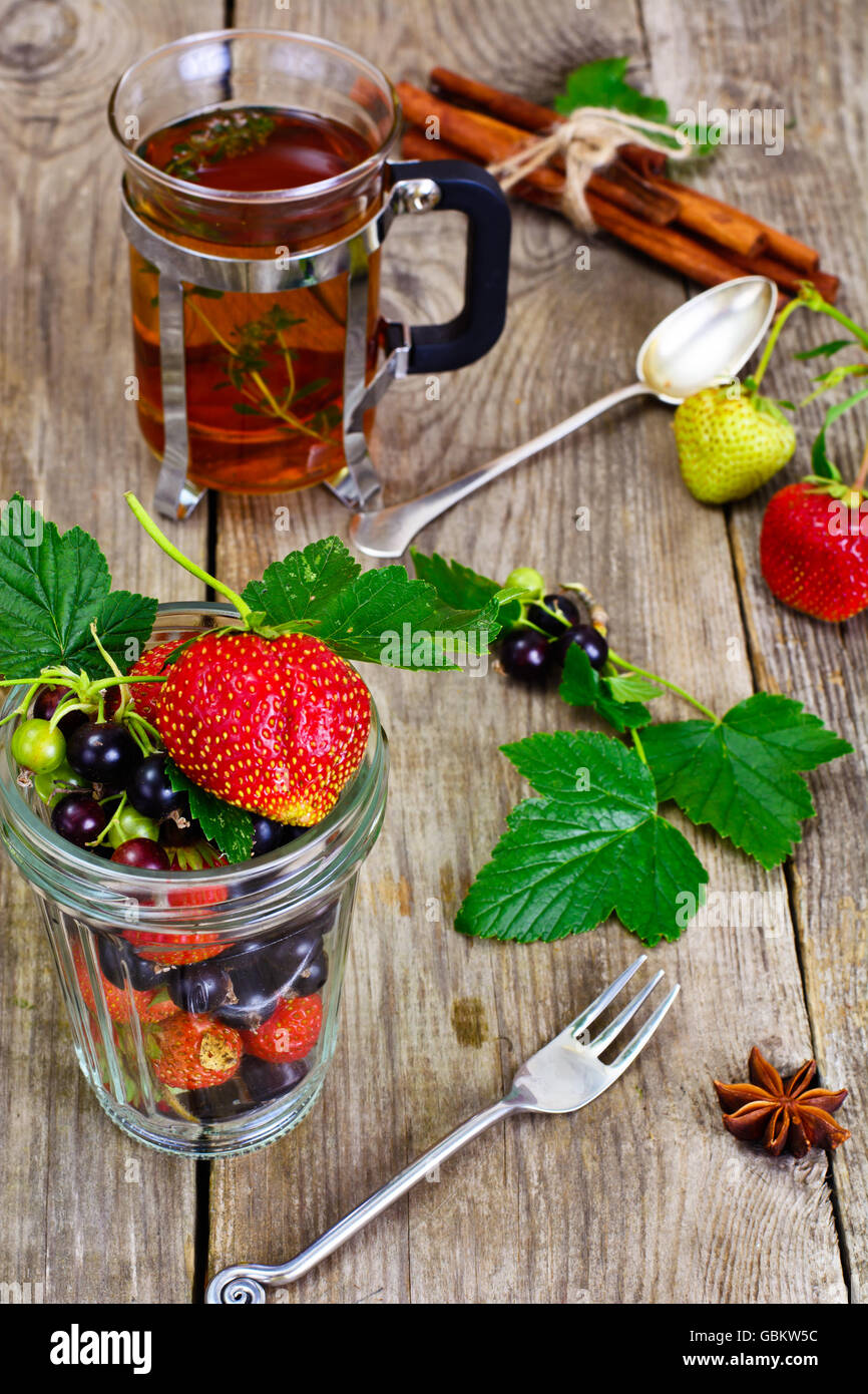 Fraise, Cassis et de thé sur fond rustique en bois Banque D'Images
