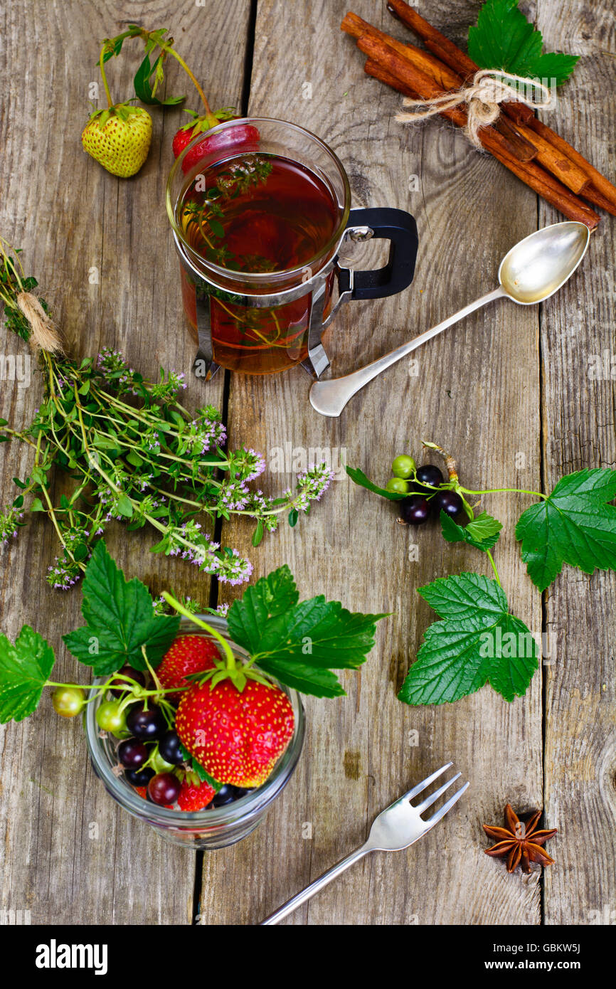 Fraise, Cassis et de thé sur fond rustique en bois Banque D'Images