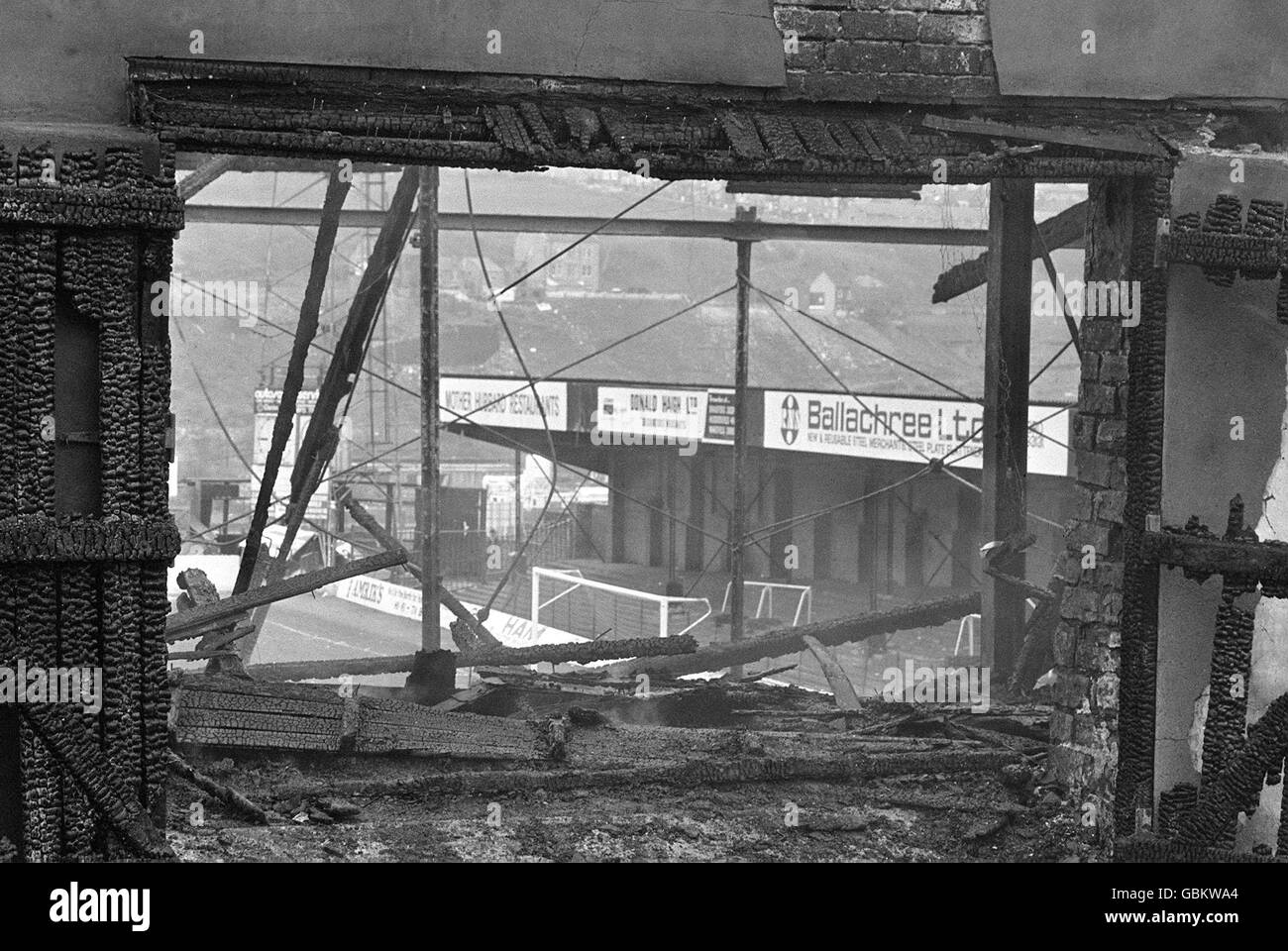 Les restes charrés du stand principal à Valley Parade, domicile de Bradford City, après un incendie balayé à travers elle pendant le dernier match de la saison, laissant 56 personnes mortes et beaucoup d'autres blessés Banque D'Images
