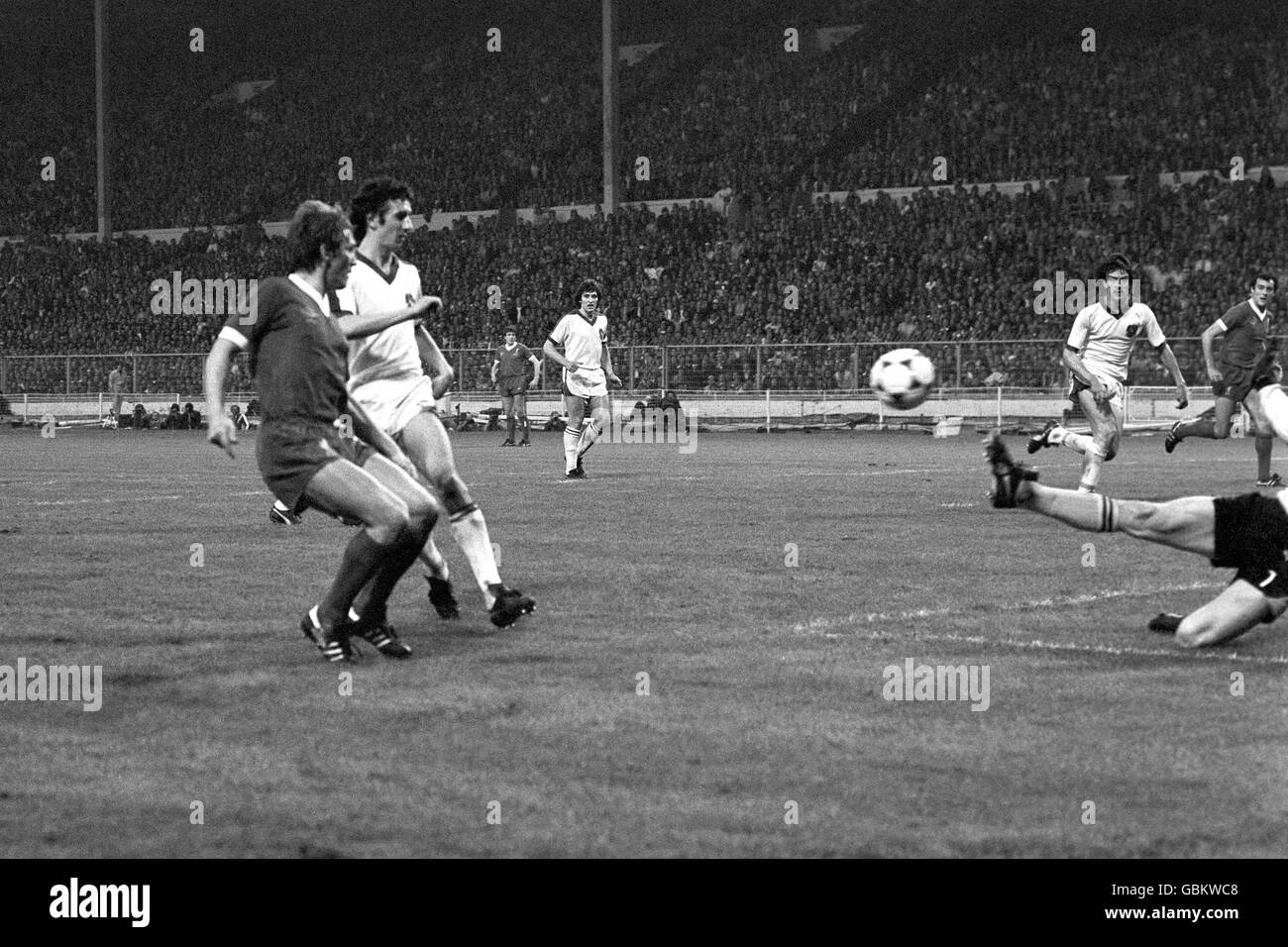 Football - coupe d'Europe - finale - Liverpool / Club Brugge - Stade Wembley.Kenny Dalglish (l), de Liverpool, replace le gardien de but du Club Brugge Birger Jensen (r) pour marquer le but gagnant Banque D'Images