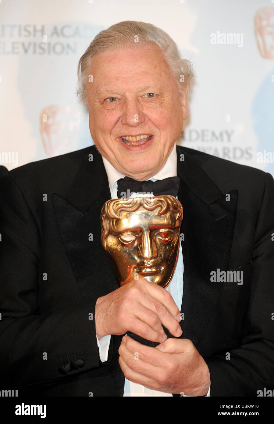 Sir David Attenborough avec le prix factuel de spécialiste reçu pour la vie dans le sang froid aux British Academy Television Awards au Royal Festival Hall dans le centre de Londres. Banque D'Images