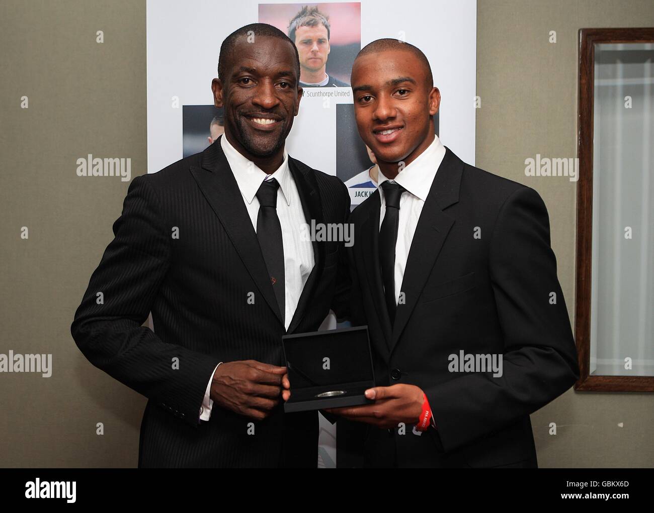 Chris Powell (à gauche), président du PFA, et Fabian Delph, de Leeds United, avec son prix League One Team of the Year, au PFA Player of the Year Awards 2009 à l'hôtel Grosvenor House de Londres. Banque D'Images