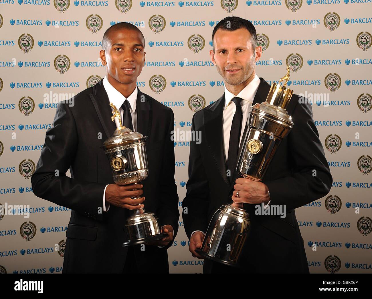 Ryan Giggs avec son trophée pour joueur de l'année PFA (à droite) et Ashley Young avec son trophée pour jeune joueur de l'année, lors des PFA Player of the Year Awards 2009 au Grosvenor House Hotel, Londres. Banque D'Images