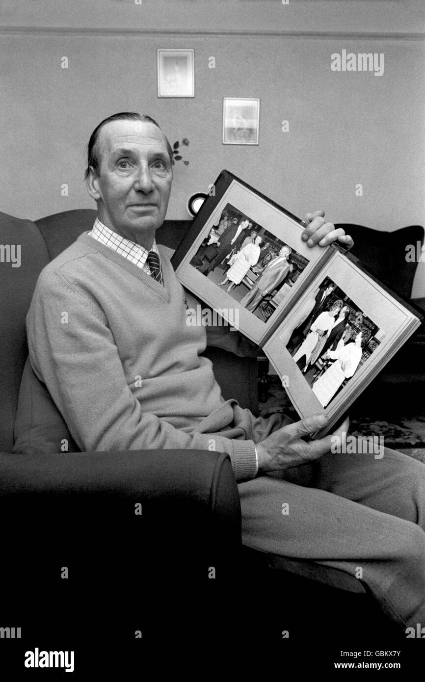 Football - Tommy Lawton.Tommy Lawton, légende du comté de Notts et de l'Angleterre, montre son album photo Banque D'Images