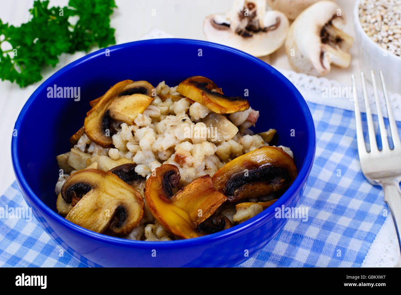 La bouillie d'orge aux champignons Banque D'Images