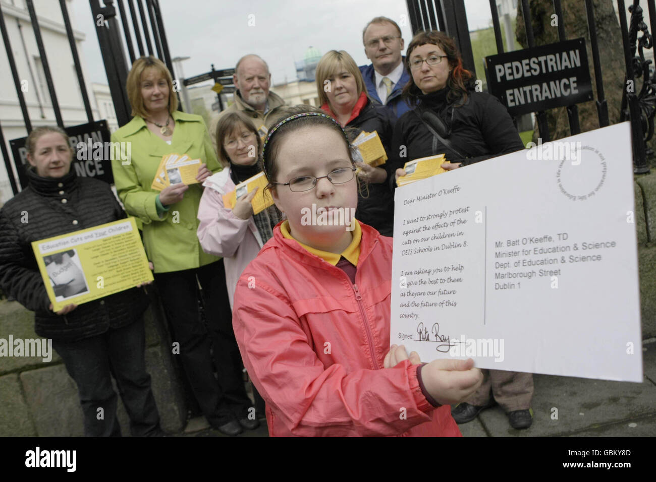 Lauren Ray, âgé de dix ans, de l'école primaire Matter Dei, rejoint les parents et les enseignants du réseau d'appui à l'éducation 8 de Dublin dans une campagne de cartes postales contre les réductions budgétaires en dehors du département de l'éducation à Dublin. Banque D'Images