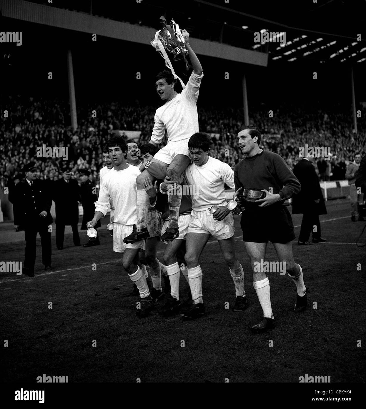 (G-D) Ron Hunt, Roger Morgan, les Allen, Ian Morgan, Mike Keen (haut), Tony Hazel et Peter Springett défilent autour de Wembley après leur victoire de 3-2 Banque D'Images