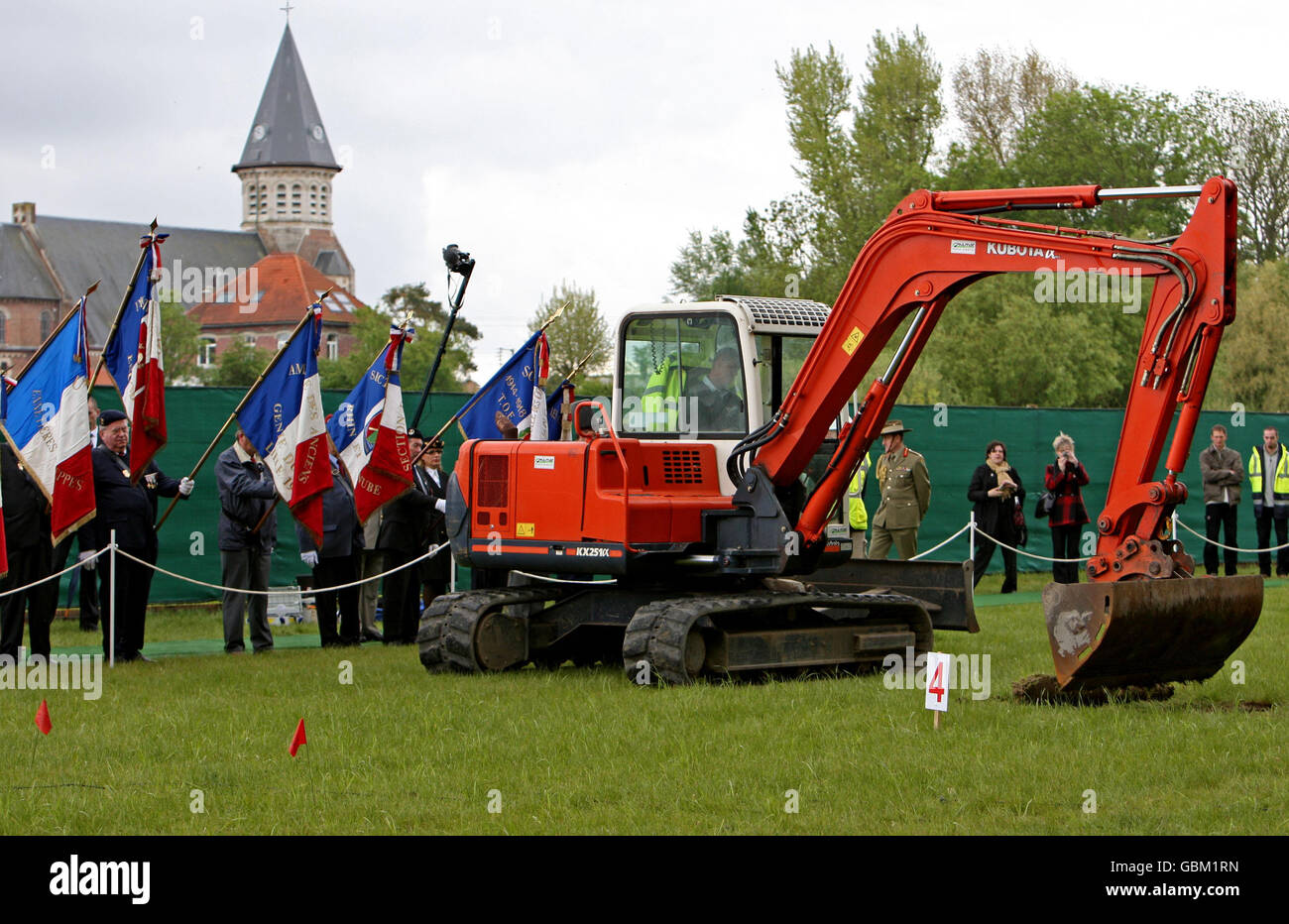 Une pelle réalise la première coupe d'un site de sépulture de masse de la première Guerre mondiale à Pheasant Wood, Fromelles, dans le nord de la France, lors de l'inauguration et de la cérémonie de bénédiction. Banque D'Images