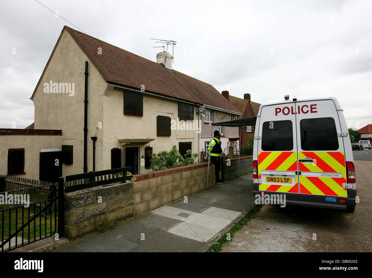 La police de Kent à Gravesend, dans le Kent, où elle examine une maison liée à la disparition de Karl Hotchkiss en 1993. Banque D'Images