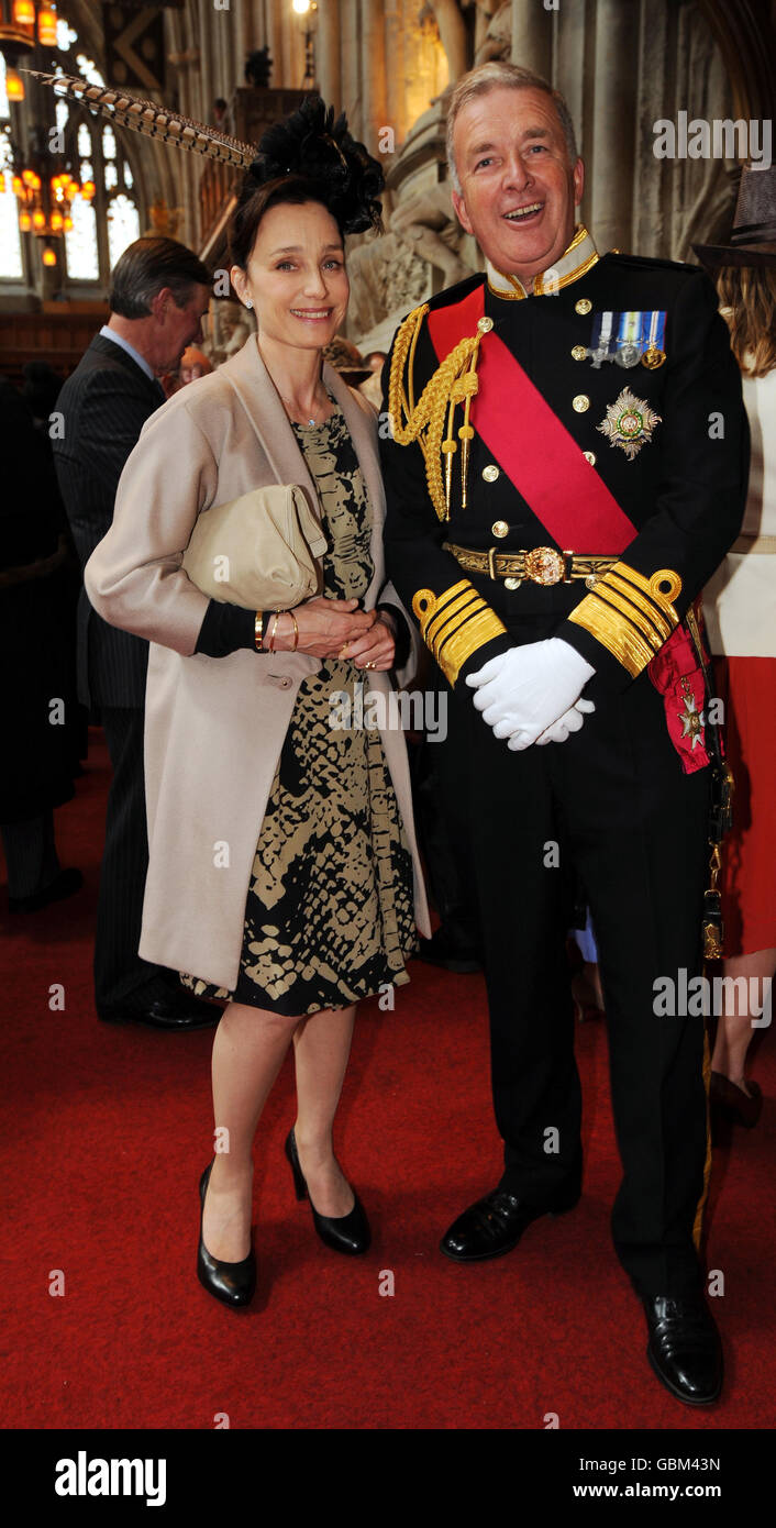 Ancien premier Seigneur des mers, Lord West, avec l'actrice Kristin Scott Thomas lors d'une réception au Guildhall à la suite d'un service à la cathédrale Saint-Paul pour marquer le centenaire de l'aviation navale.Mlle Scott Thomas, qui a perdu son père, un pilote de bras d'air de la flotte dans un Vixen de mer en 1966, et plus tard son beau père, également pilote de bras d'air de la flotte dans un fantôme en 1971, a parlé au service. Banque D'Images